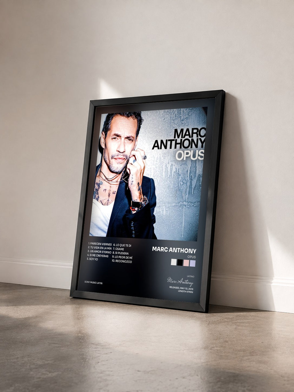 #noir Tableau de l'album OPUS de Marc Anthony vu de trois quarts, cadre noir