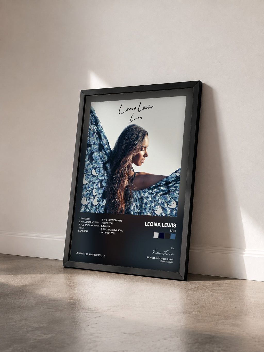 #noir Tableau de l'album I Am de Leona Lewis vu de trois quarts, cadre noir