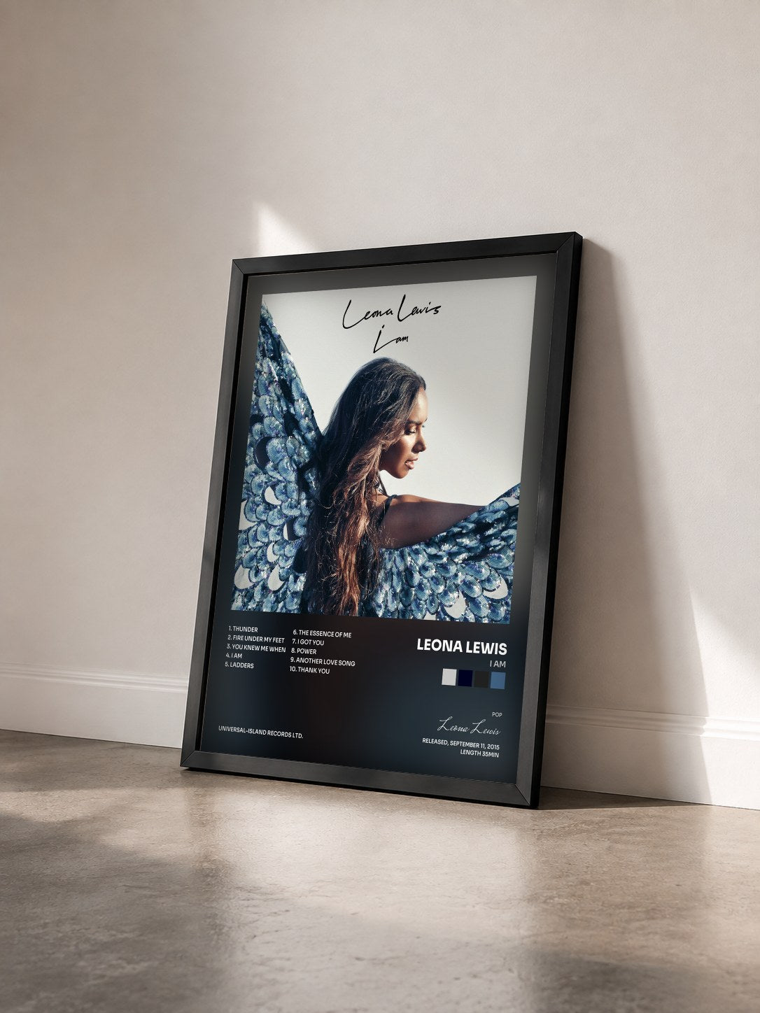 #noir Tableau de l'album I Am de Leona Lewis vu de trois quarts, cadre noir