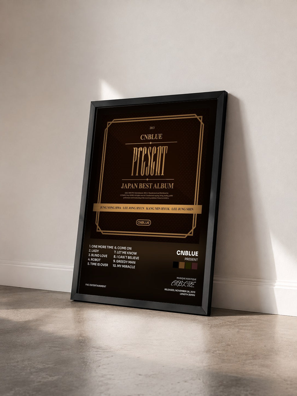 #noir Tableau de l'album PRESENT de CNBLUE vu de trois quarts, cadre noir