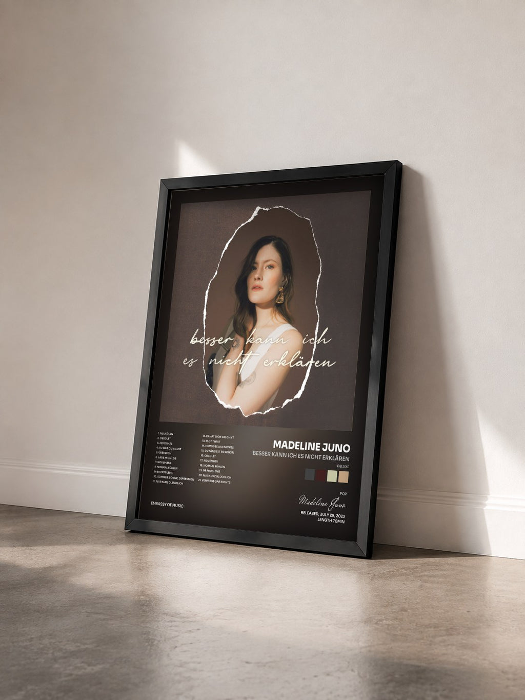 #noir Tableau de l'album Besser kann ich es nicht erklären (Deluxe) de Madeline Juno vu de trois quarts, cadre noir