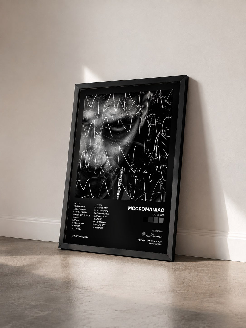 #noir Tableau de l'album MANIAC de MocroManiac vu de trois quarts, cadre noir