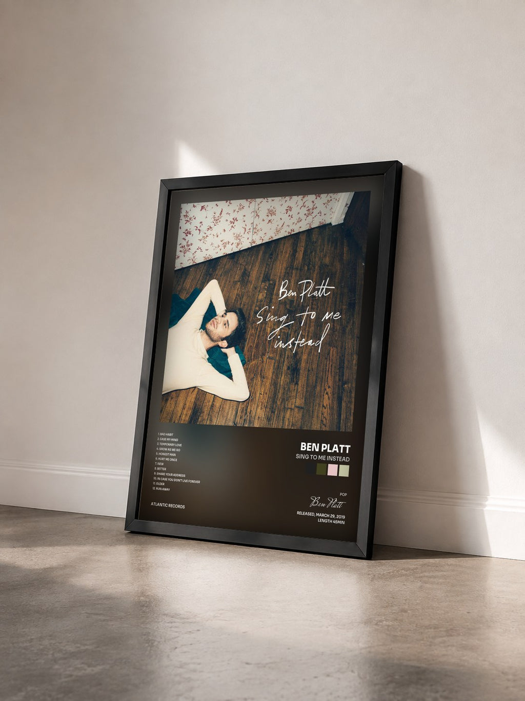 #noir Tableau de l'album Sing To Me Instead de Ben Platt vu de trois quarts, cadre noir