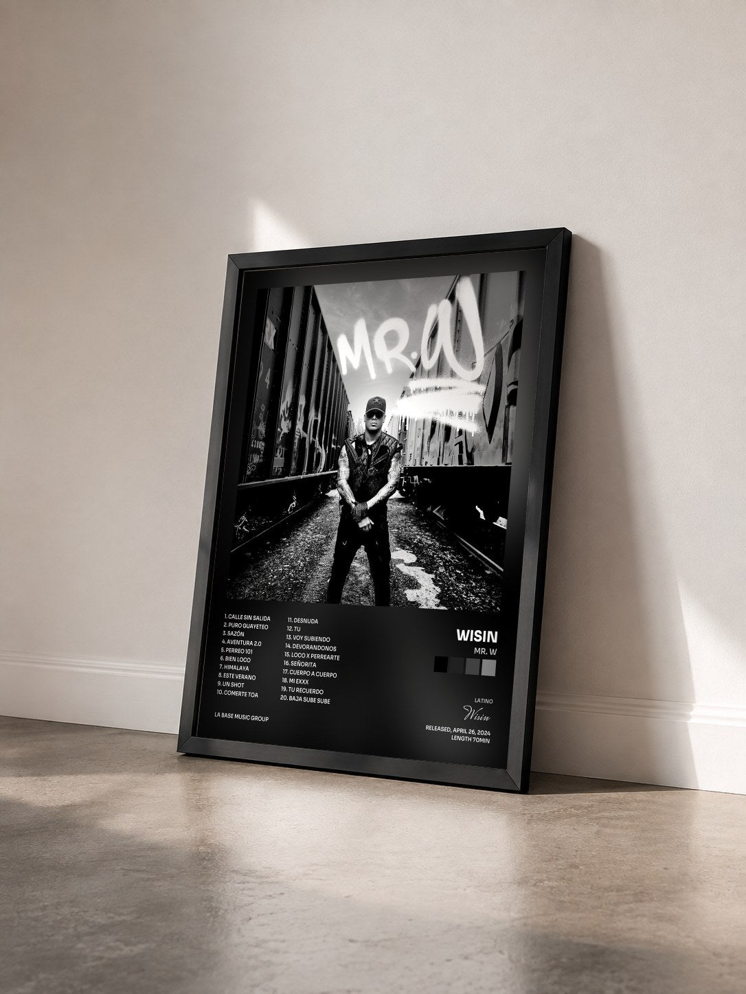 #noir Tableau de l'album Mr. W de Wisin vu de trois quarts, cadre noir