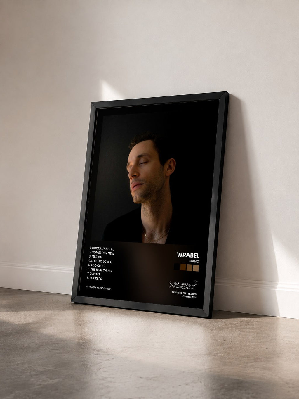 #noir Tableau de l'album piano de WRABEL vu de trois quarts, cadre noir