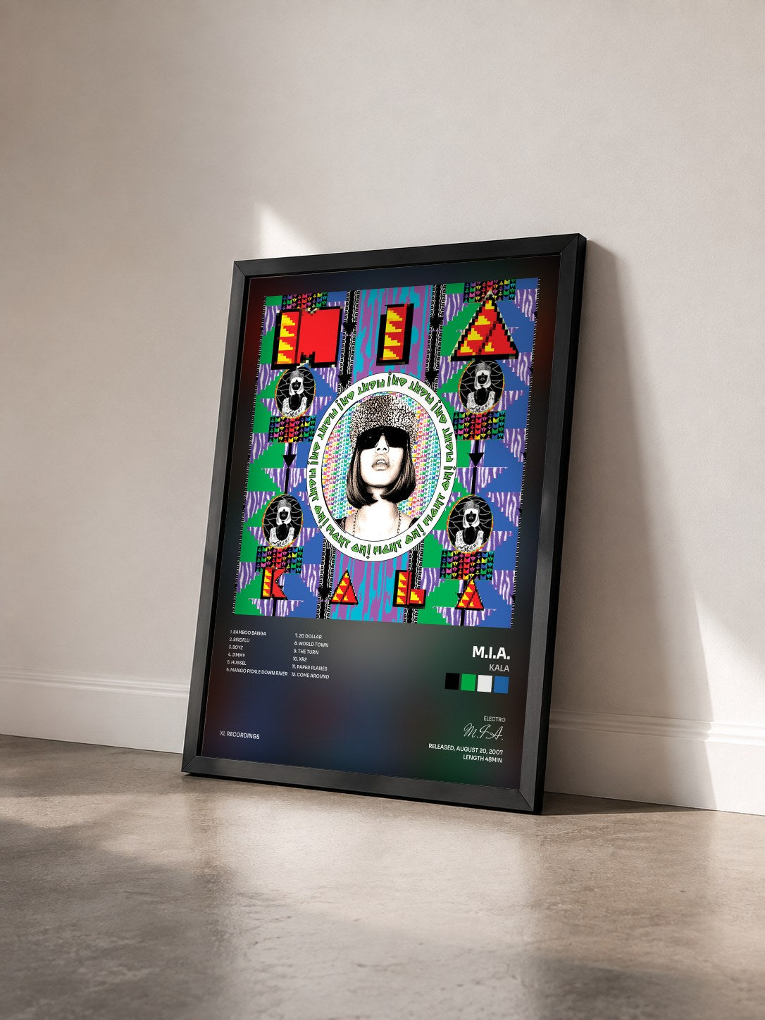 #noir Tableau de l'album Kala de M.I.A. vu de trois quarts, cadre noir