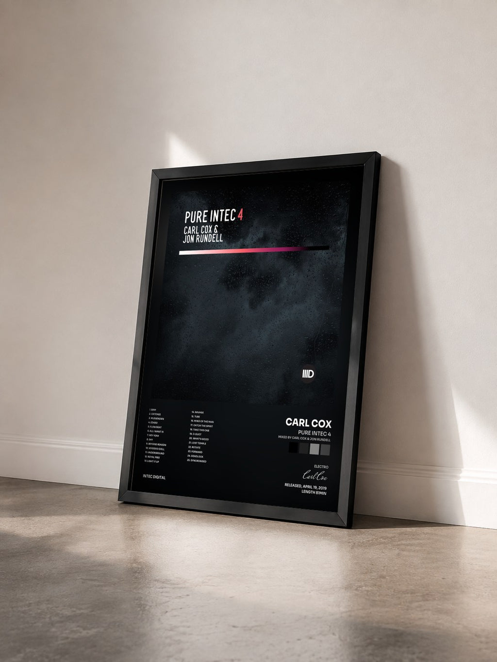 #noir Pure Intec 4 (Mixed by Carl Cox & Jon Rundell) von Carl Cox als gerahmter Kunstdruck von schräg gesehen, schwarzer Rahmen
