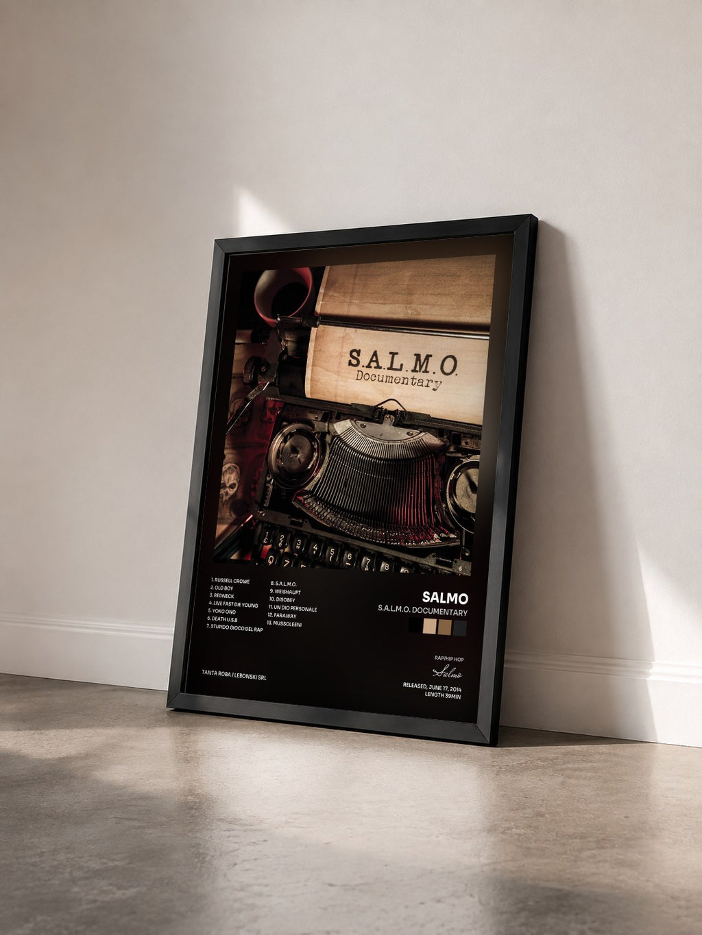 #noir Tableau de l'album S.A.L.M.O. Documentary de Salmo vu de trois quarts, cadre noir