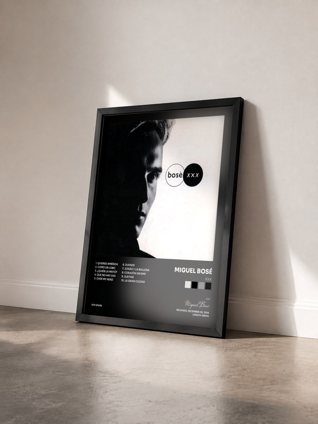 #noir Tableau de l'album XXX de Miguel Bosé vu de trois quarts, cadre noir