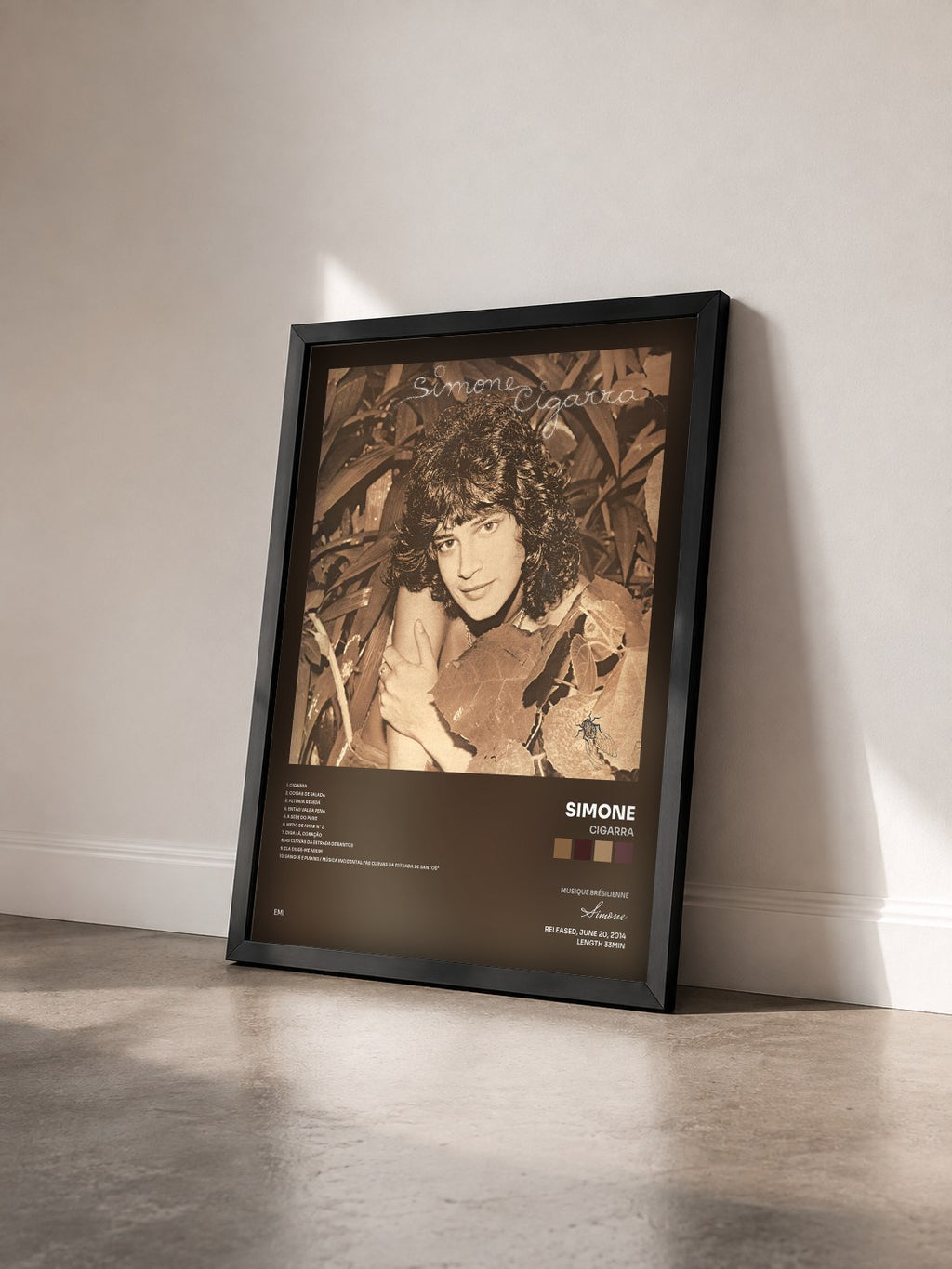#noir Tableau de l'album Cigarra de Simone vu de trois quarts, cadre noir