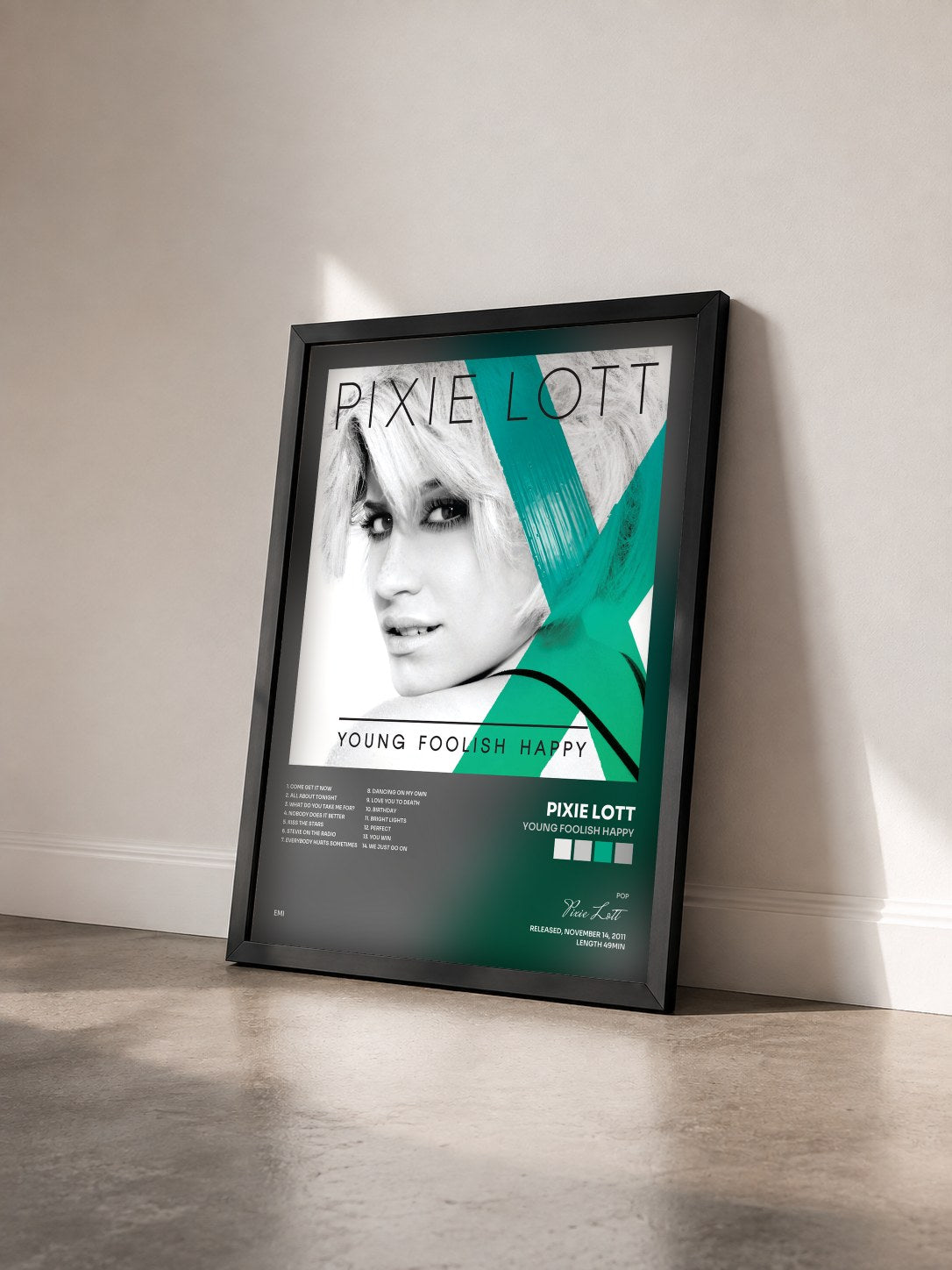 #noir Tableau de l'album Young Foolish Happy de Pixie Lott vu de trois quarts, cadre noir