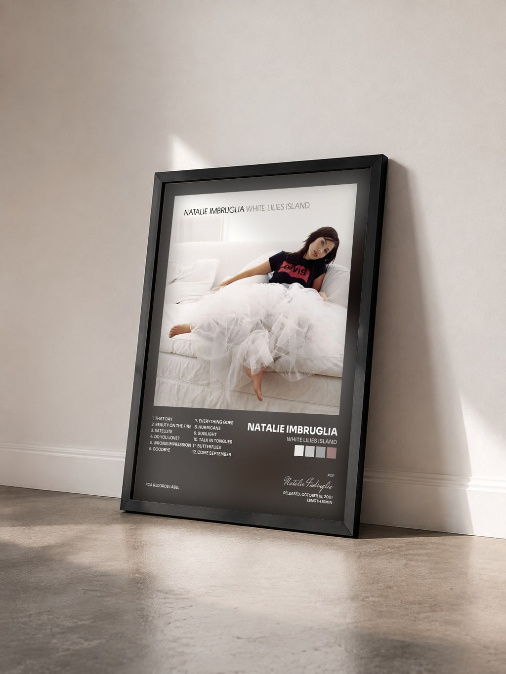 #noir Tableau de l'album White Lilies Island de Natalie Imbruglia vu de trois quarts, cadre noir