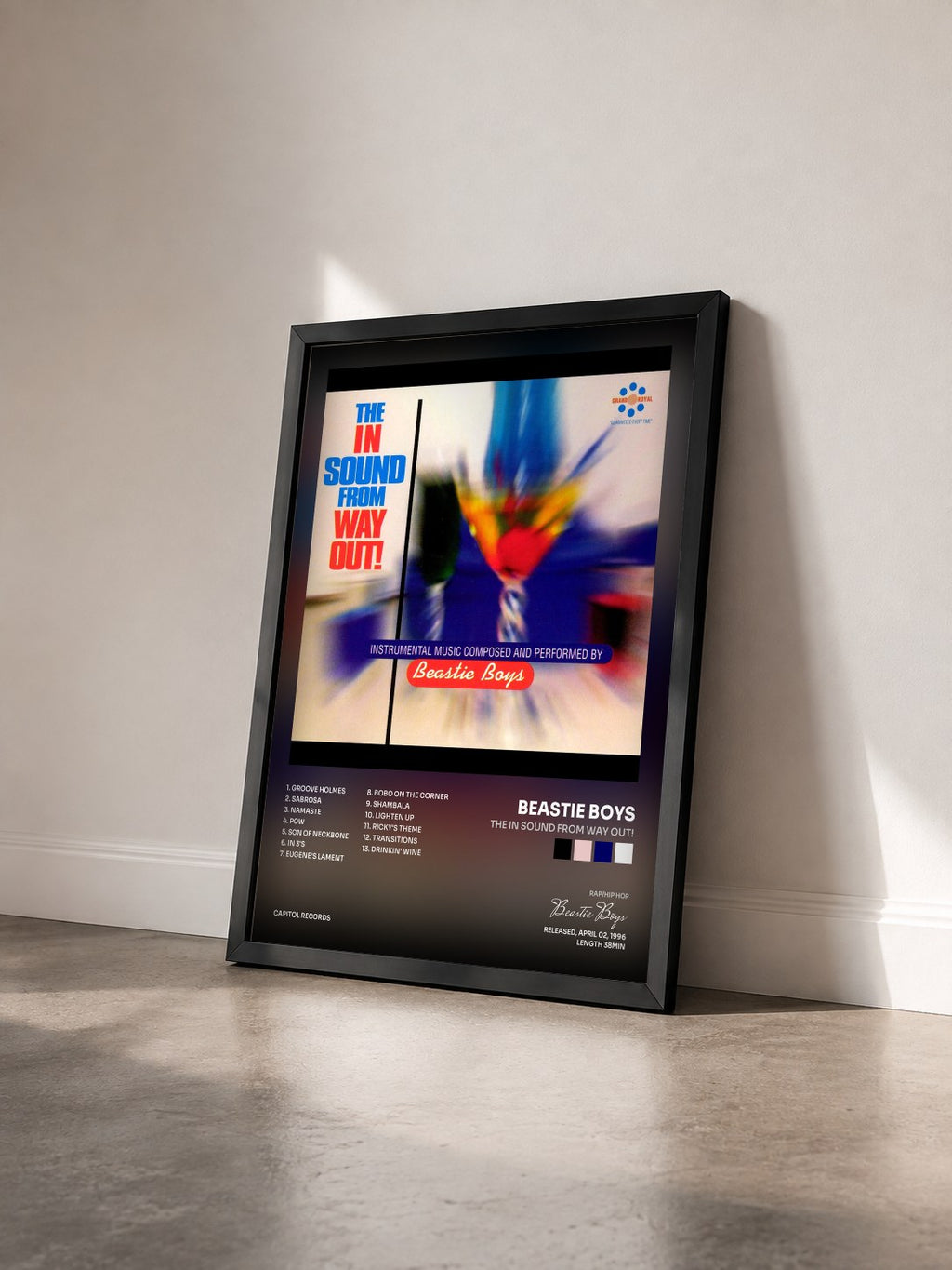 #noir Tableau de l'album The In Sound From Way Out! de Beastie Boys vu de trois quarts, cadre noir