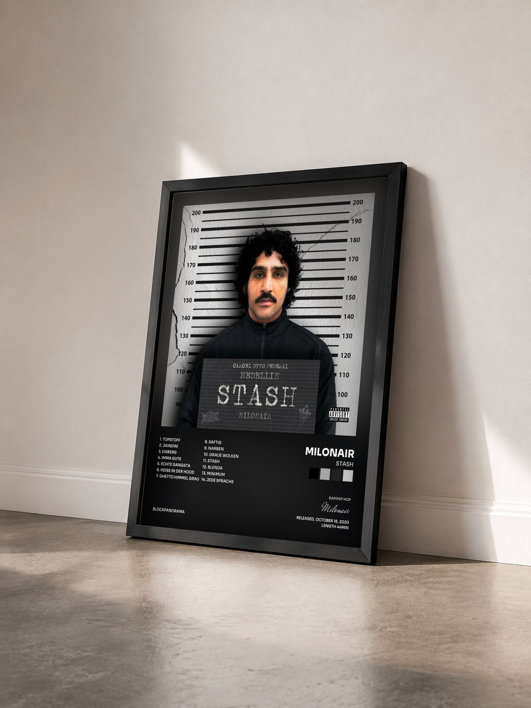 #noir Tableau de l'album STASH de Milonair vu de trois quarts, cadre noir