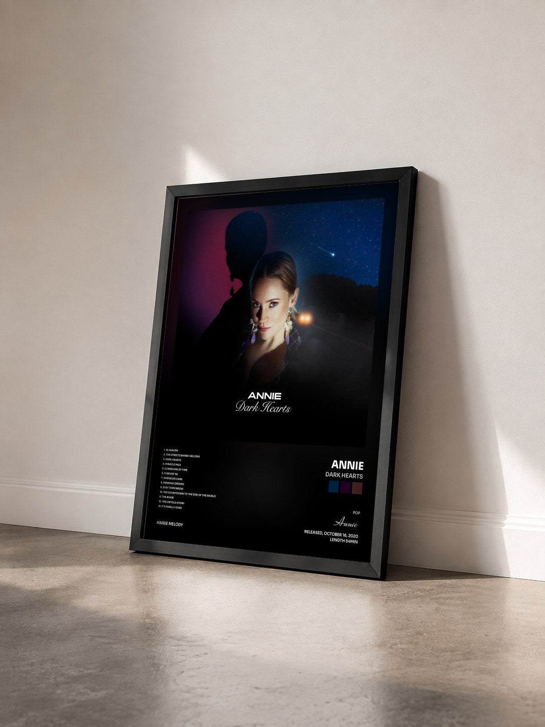 #noir Tableau de l'album Dark Hearts de Annie vu de trois quarts, cadre noir
