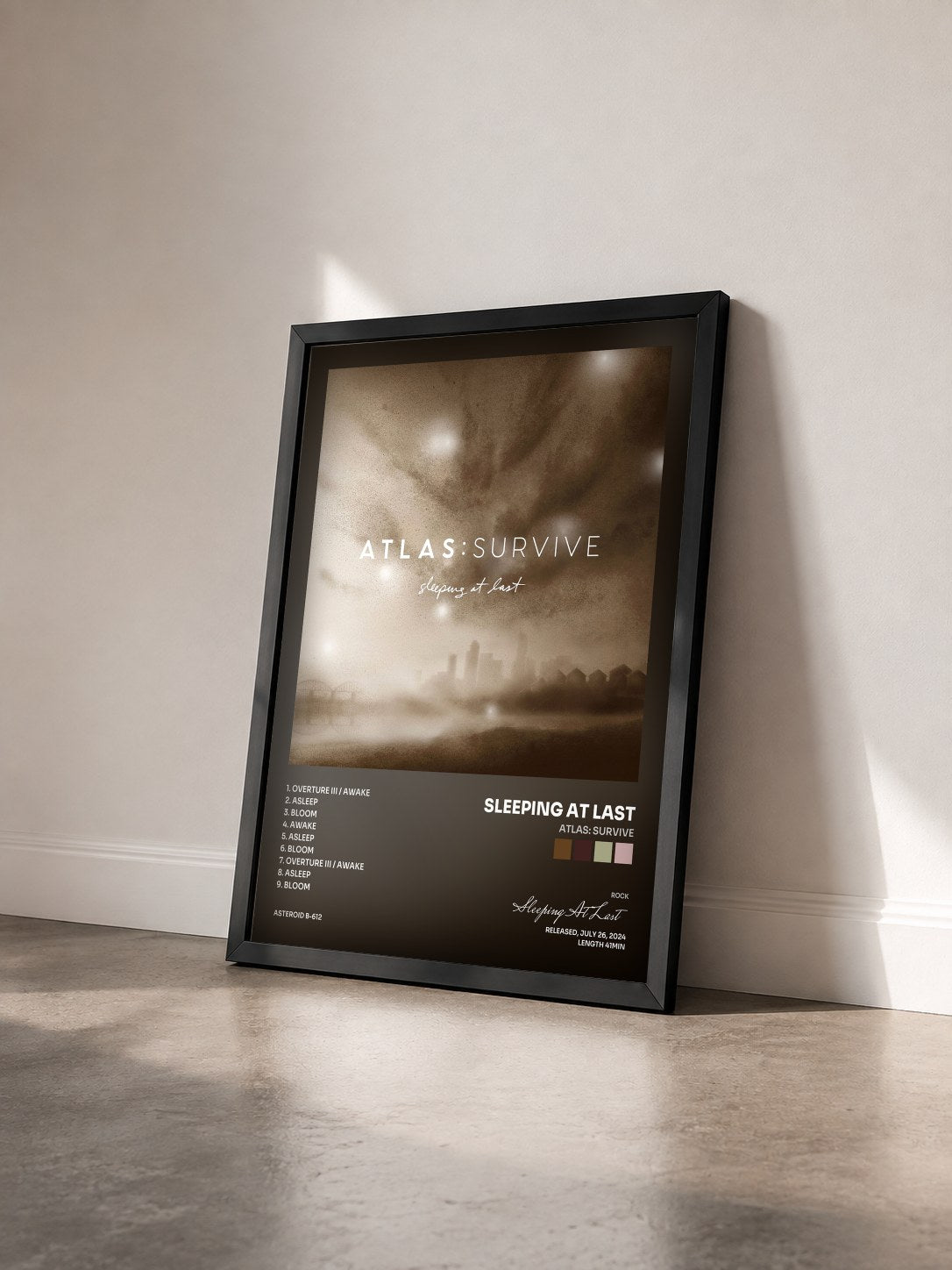 #noir Tableau de l'album Atlas: Survive de Sleeping At Last vu de trois quarts, cadre noir