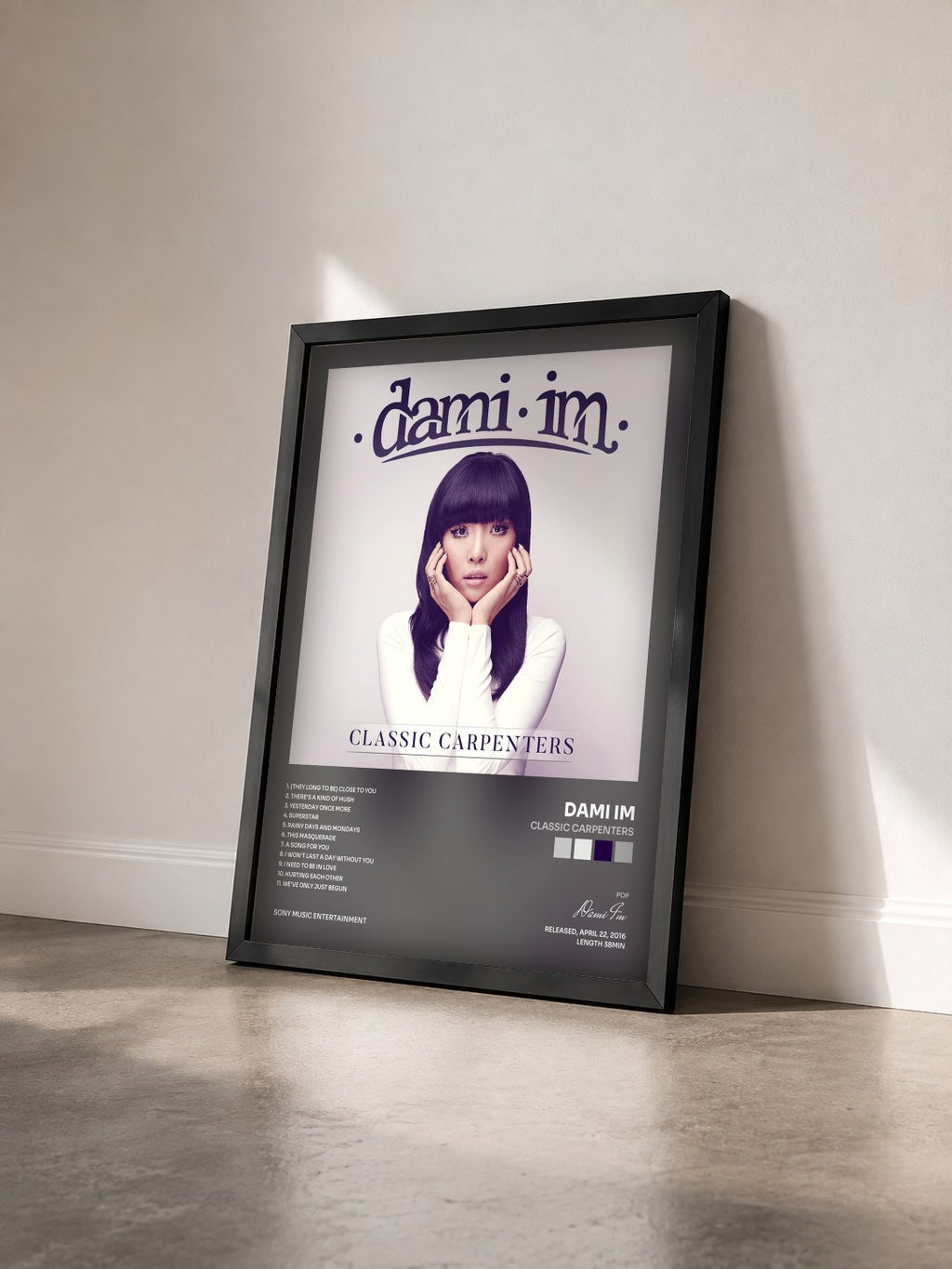 #noir Tableau de l'album Classic Carpenters de Dami Im vu de trois quarts, cadre noir