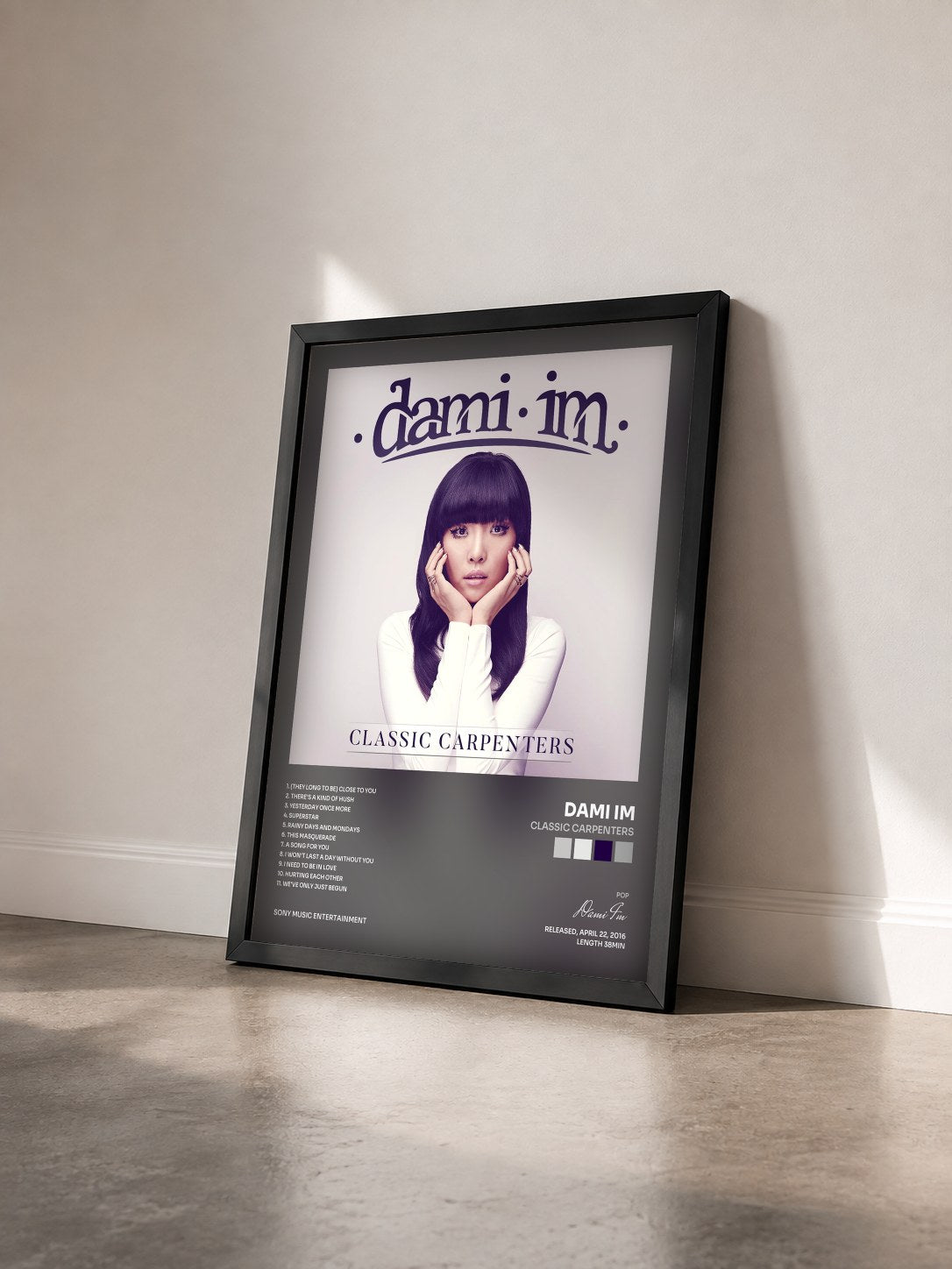 #noir Tableau de l'album Classic Carpenters de Dami Im vu de trois quarts, cadre noir