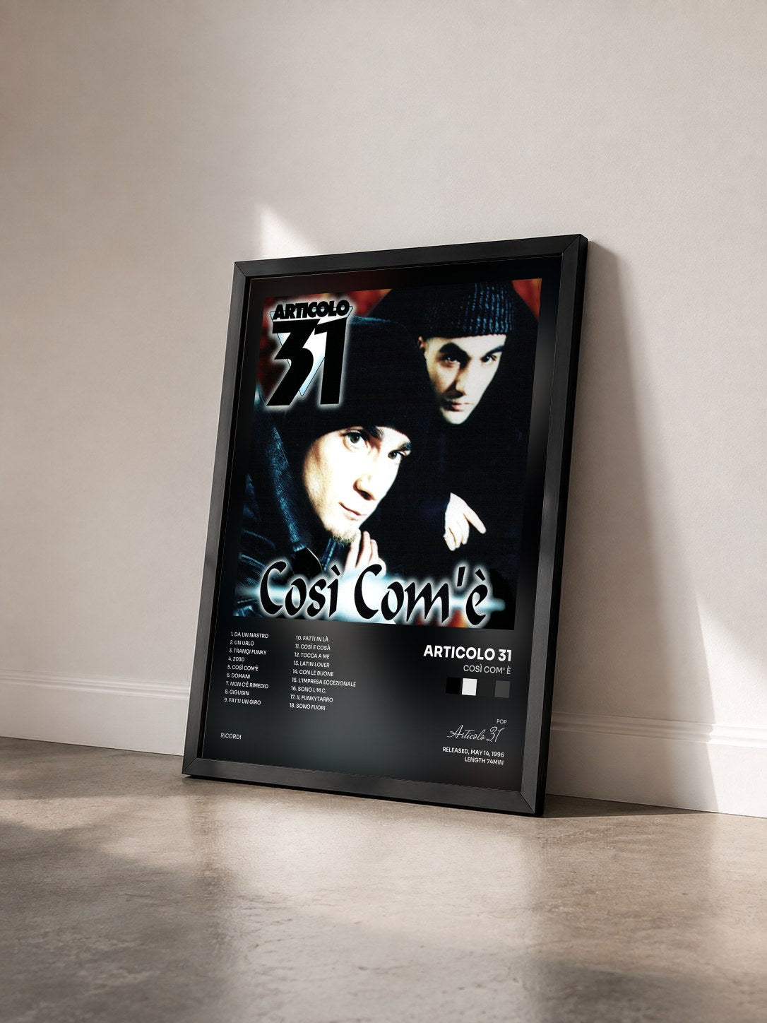 #noir Tableau de l'album Così Com' è de Articolo 31 vu de trois quarts, cadre noir