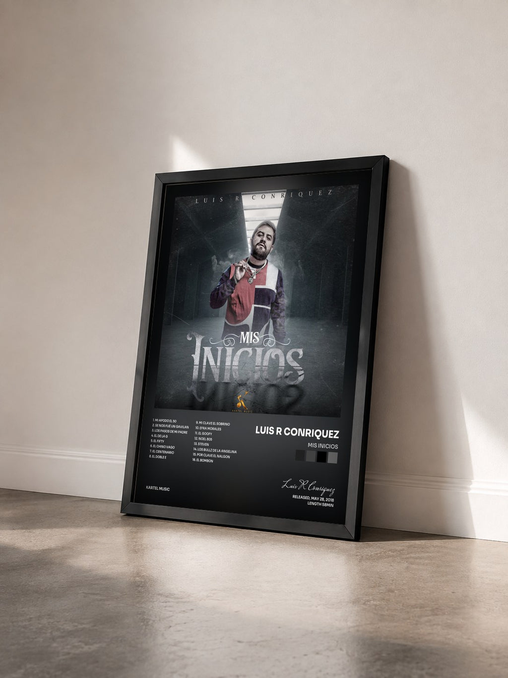 #noir Tableau de l'album Mis Inicios de Luis R Conriquez vu de trois quarts, cadre noir