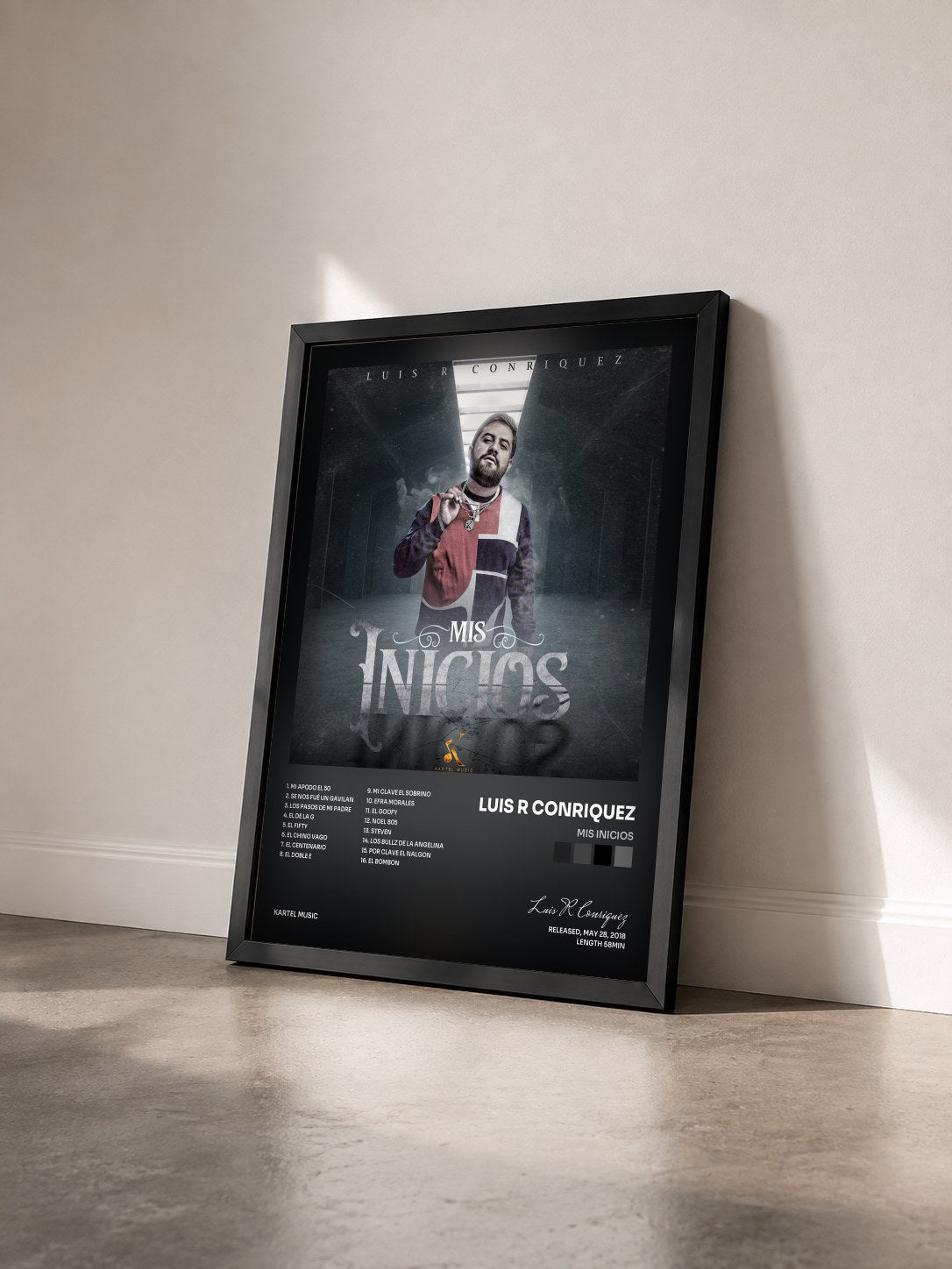 #noir Tableau de l'album Mis Inicios de Luis R Conriquez vu de trois quarts, cadre noir