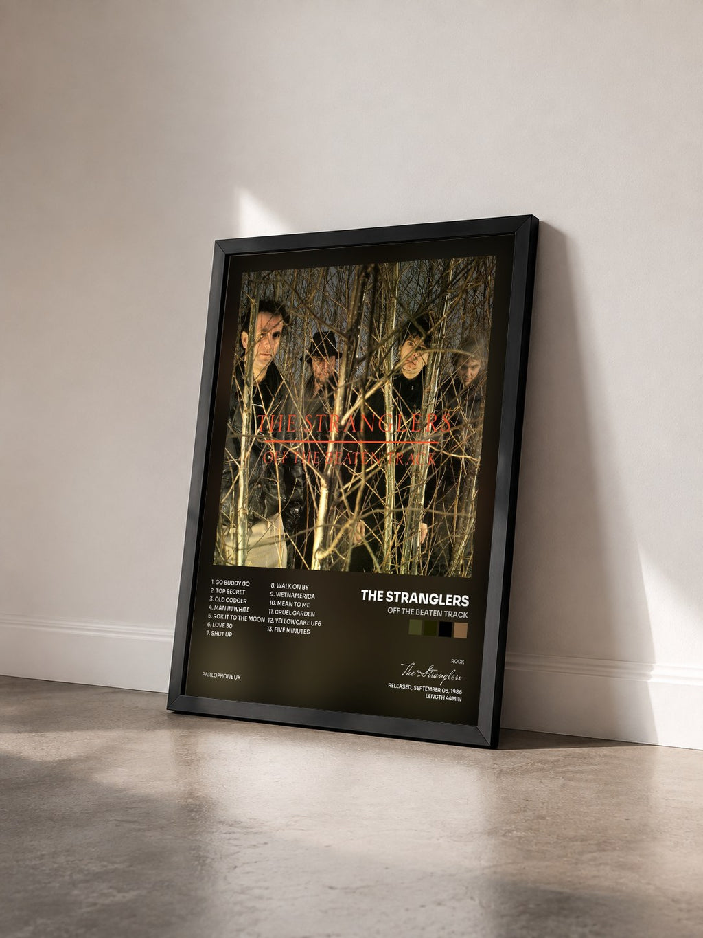 #noir Tableau de l'album Off the Beaten Track de The Stranglers vu de trois quarts, cadre noir