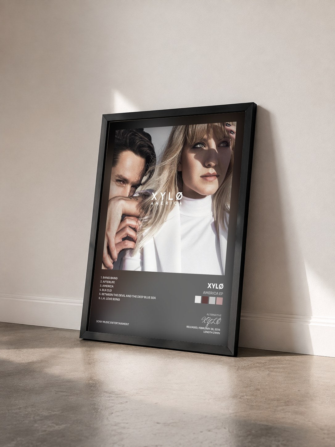 #noir Tableau de l'album America EP de XYLØ vu de trois quarts, cadre noir