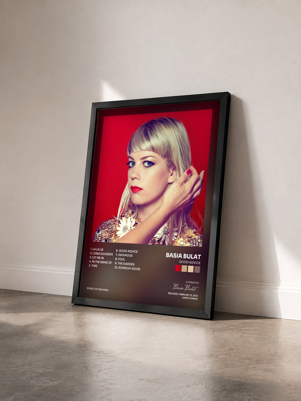 #noir Tableau de l'album Good Advice de Basia Bulat vu de trois quarts, cadre noir