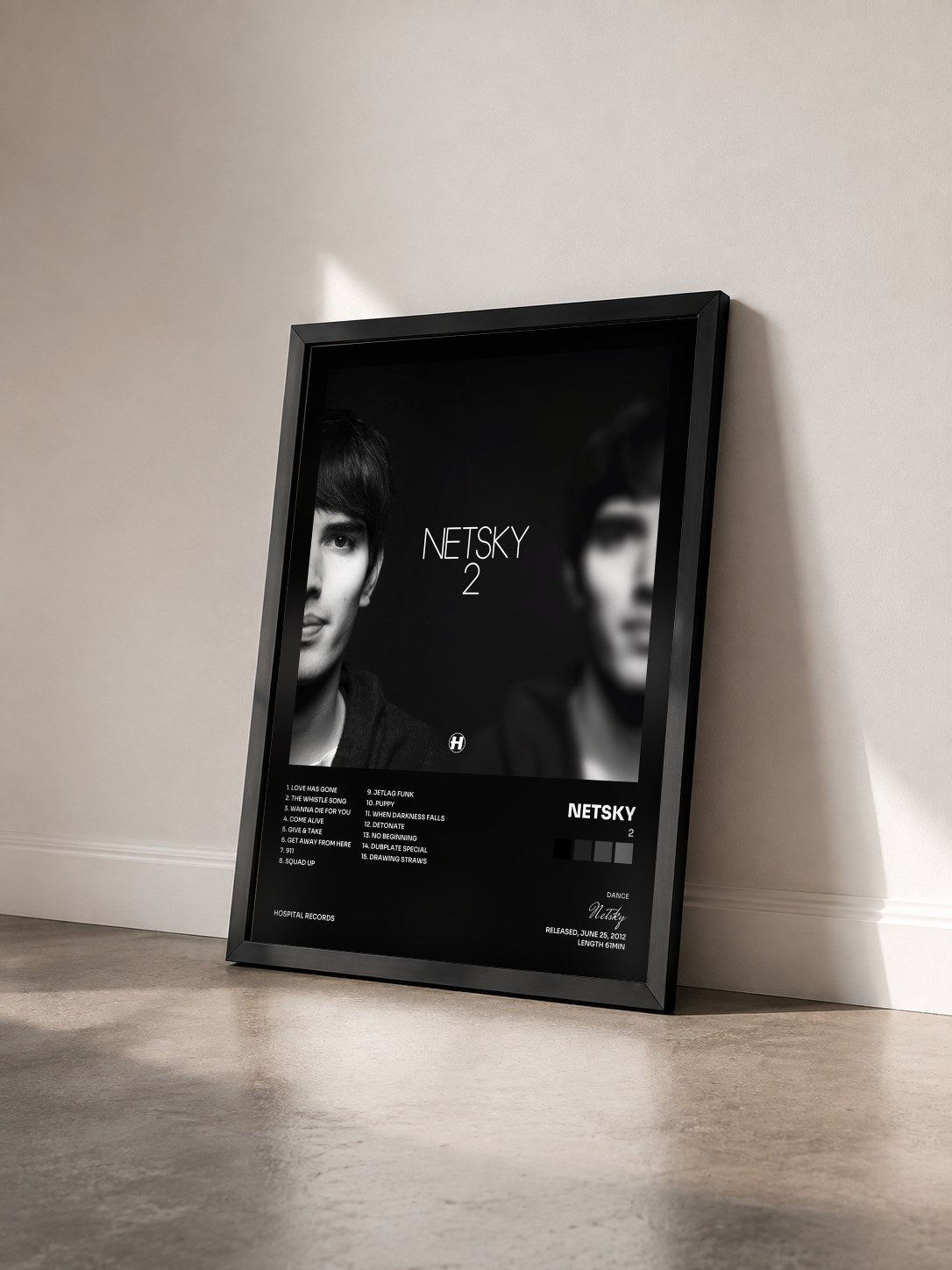 #noir Tableau de l'album 2 de Netsky vu de trois quarts, cadre noir