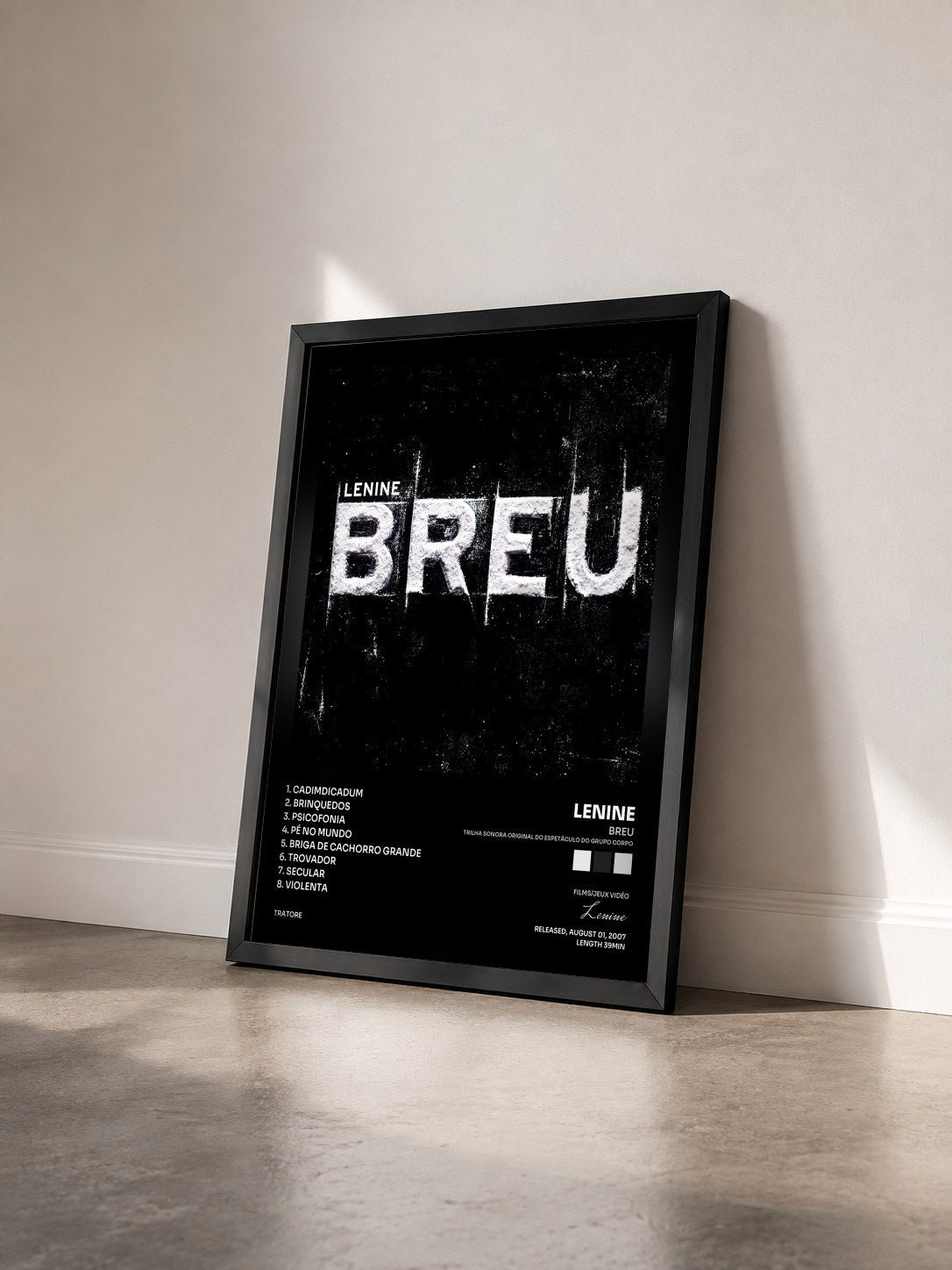 #noir Tableau de l'album Breu (Trilha Sonora Original do Espetáculo do Grupo Corpo) de Lenine vu de trois quarts, cadre noir