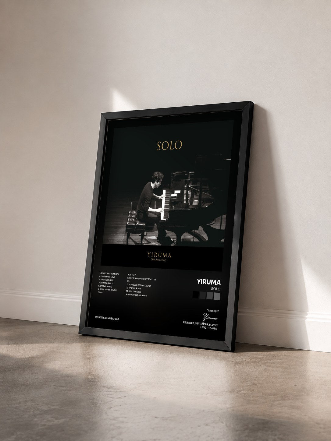#noir Tableau de l'album SOLO de Yiruma vu de trois quarts, cadre noir
