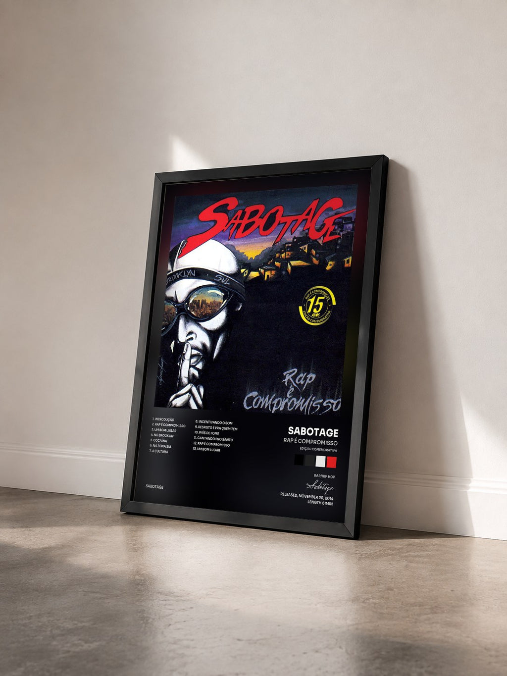 #noir Tableau de l'album Rap É Compromisso (Edição Comemorativa) de Sabotage vu de trois quarts, cadre noir