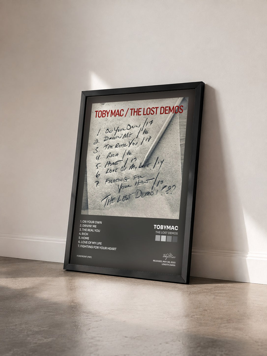 #noir Tableau de l'album The Lost Demos de tobyMac vu de trois quarts, cadre noir