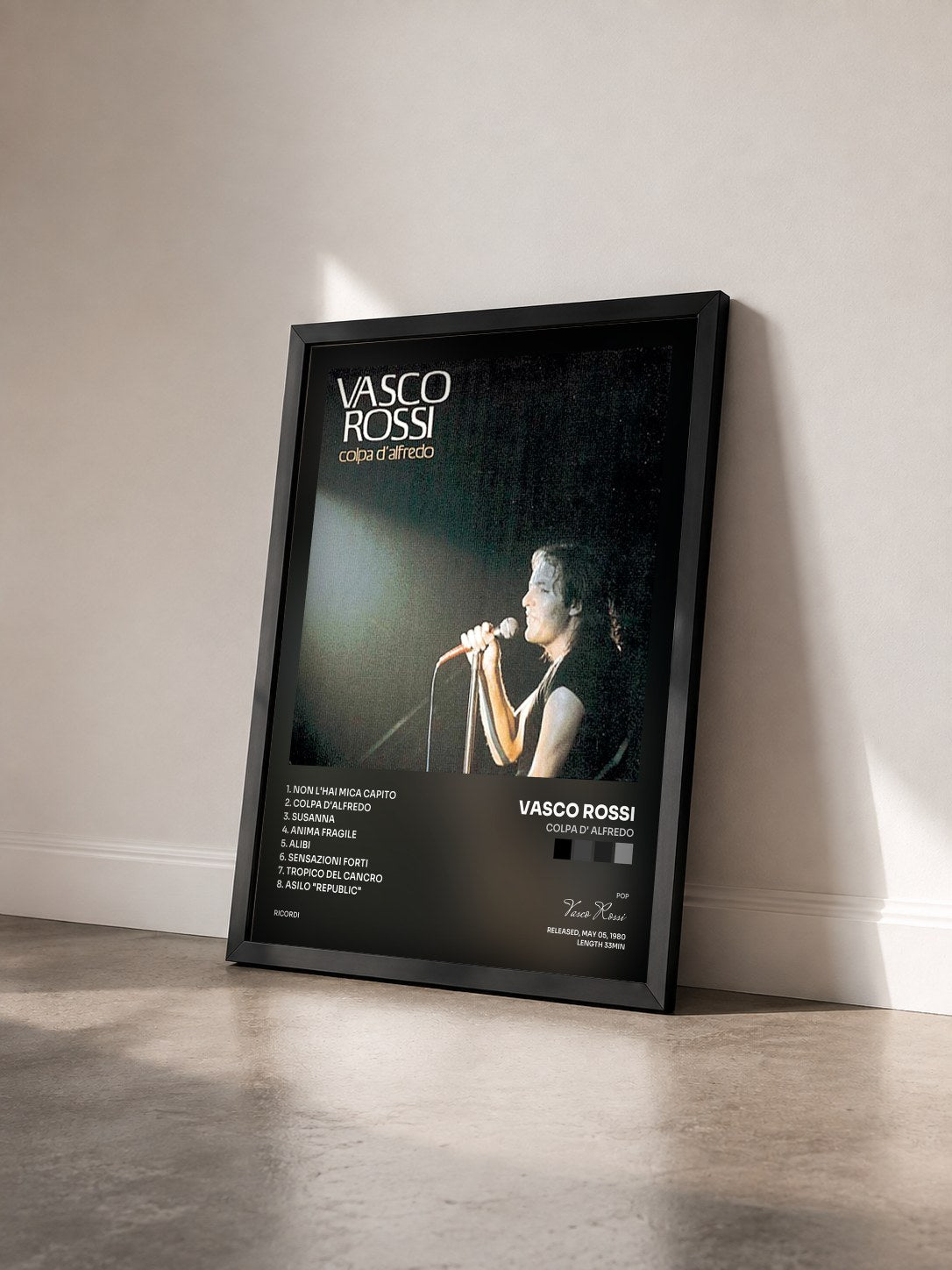 #noir Tableau de l'album Colpa D' Alfredo de Vasco Rossi vu de trois quarts, cadre noir