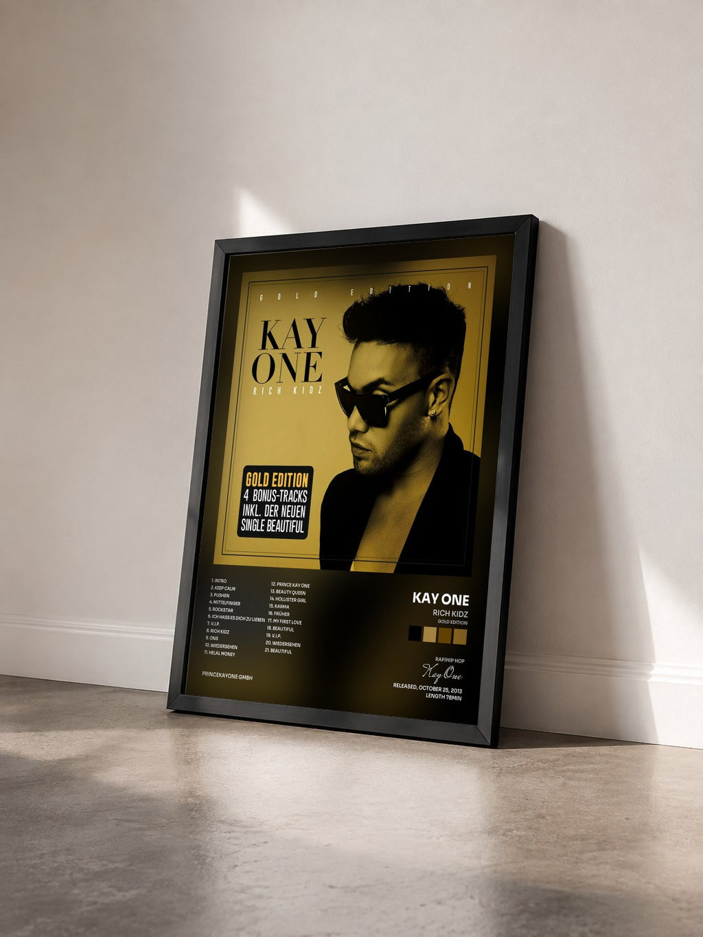 #noir Tableau de l'album Rich Kidz (Gold Edition) de Kay One vu de trois quarts, cadre noir