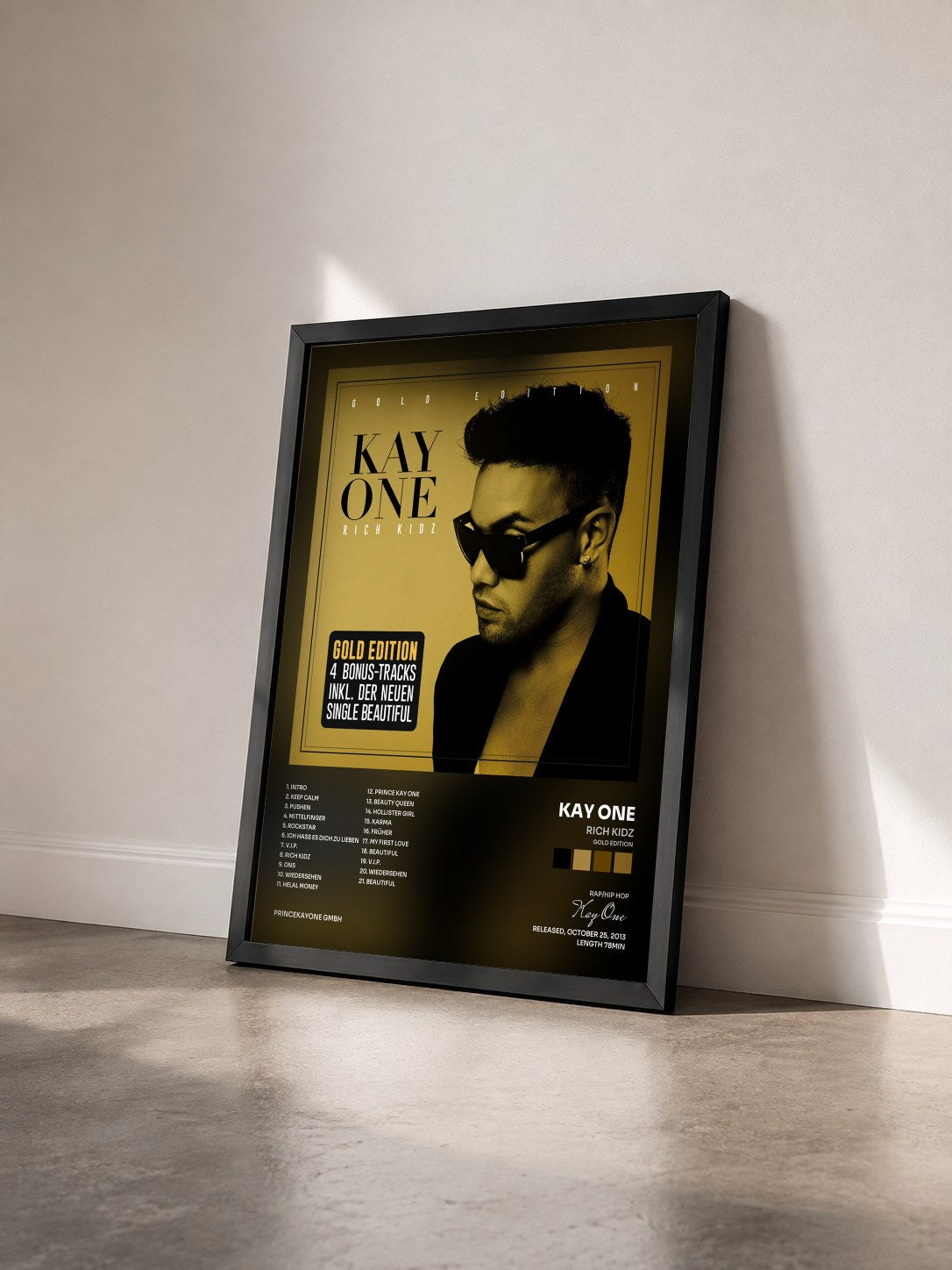 #noir Tableau de l'album Rich Kidz (Gold Edition) de Kay One vu de trois quarts, cadre noir