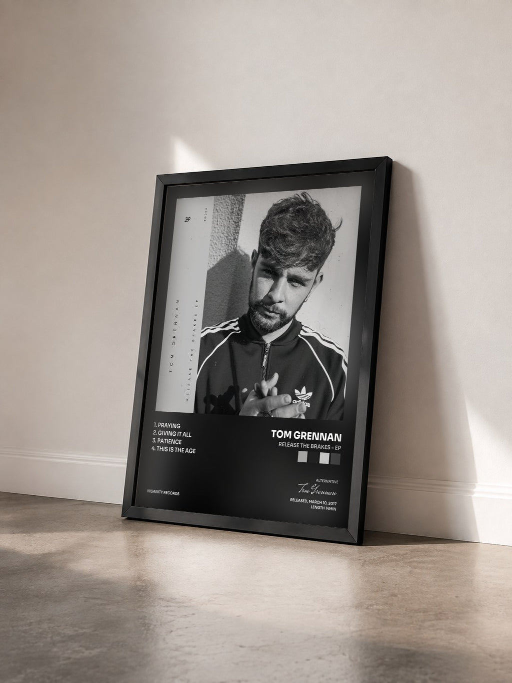 #noir Tableau de l'album Release the Brakes - EP de Tom Grennan vu de trois quarts, cadre noir