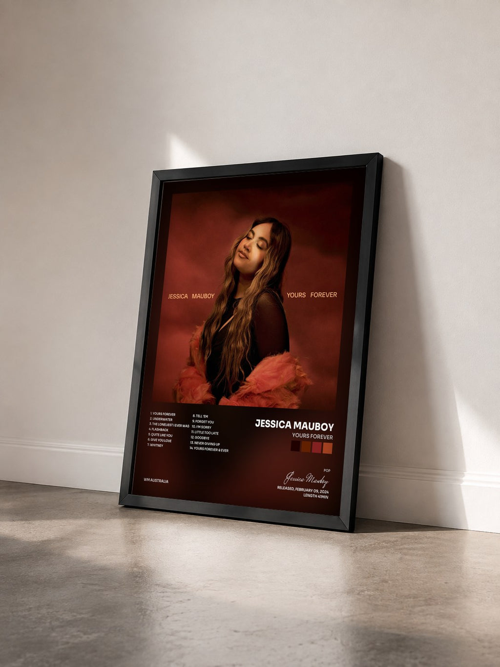 #noir Tableau de l'album Yours Forever de Jessica Mauboy vu de trois quarts, cadre noir