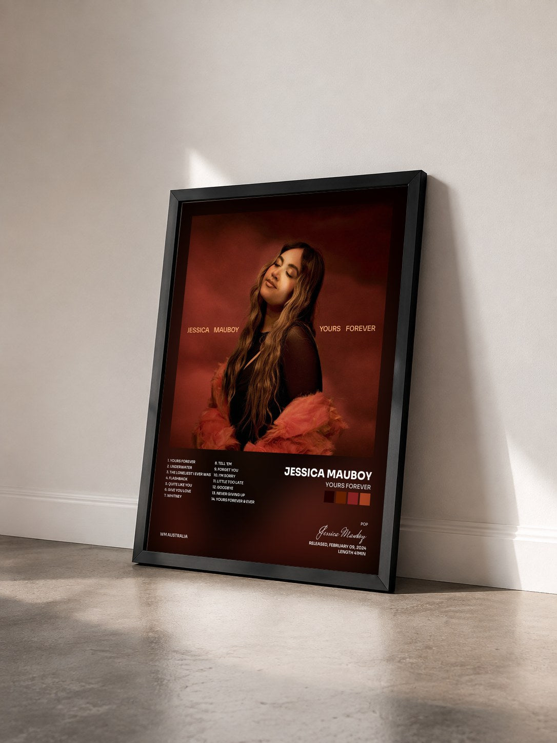 #noir Tableau de l'album Yours Forever de Jessica Mauboy vu de trois quarts, cadre noir