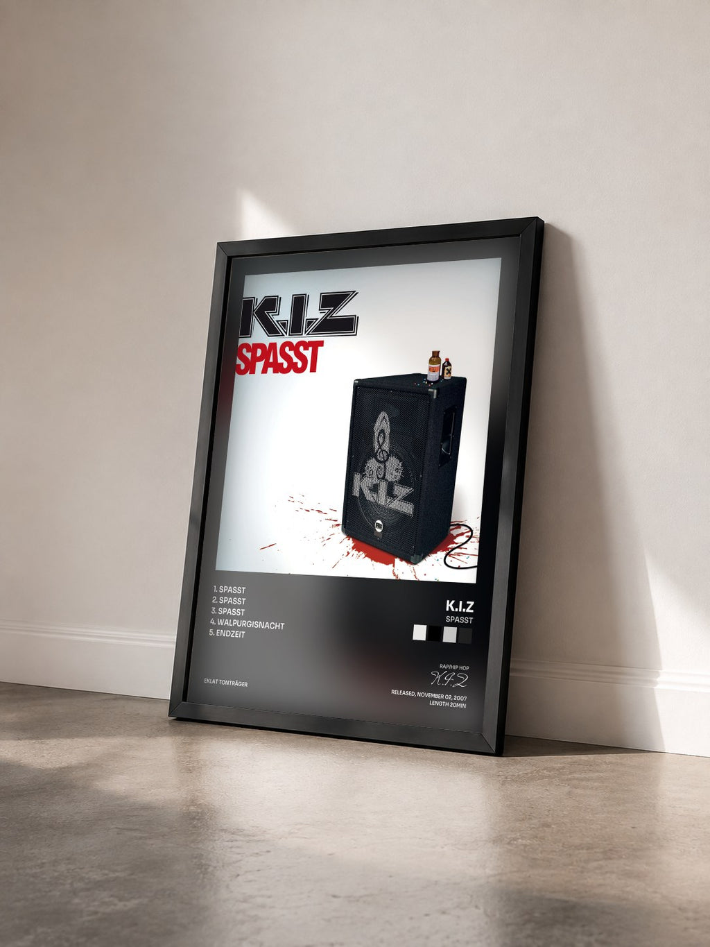 #noir Tableau de l'album Spasst de K.I.Z vu de trois quarts, cadre noir
