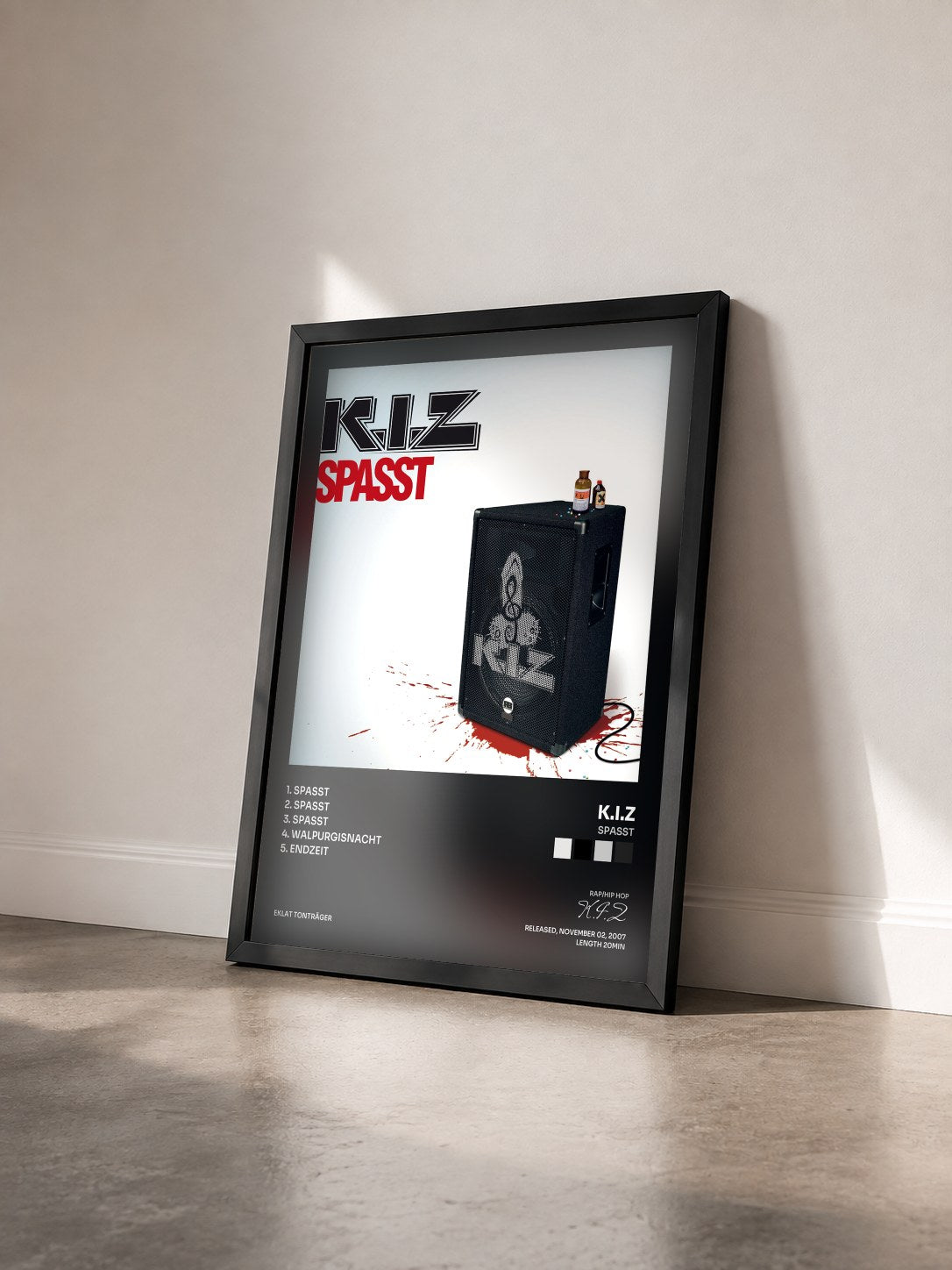 #noir Tableau de l'album Spasst de K.I.Z vu de trois quarts, cadre noir