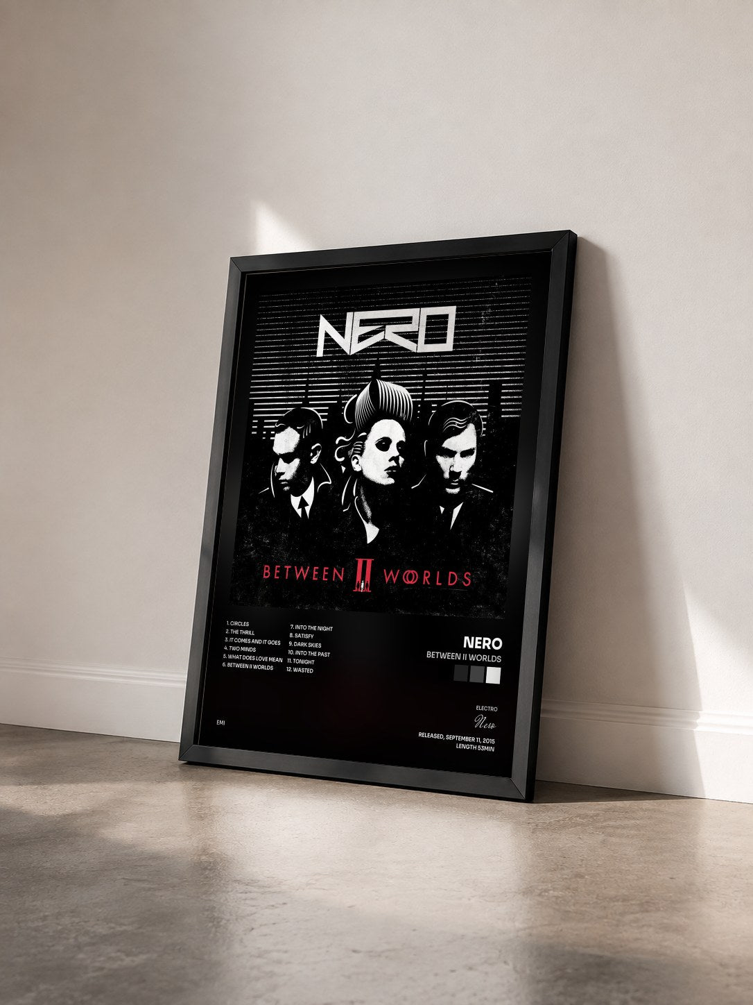 #noir Tableau de l'album Between II Worlds de Nero vu de trois quarts, cadre noir