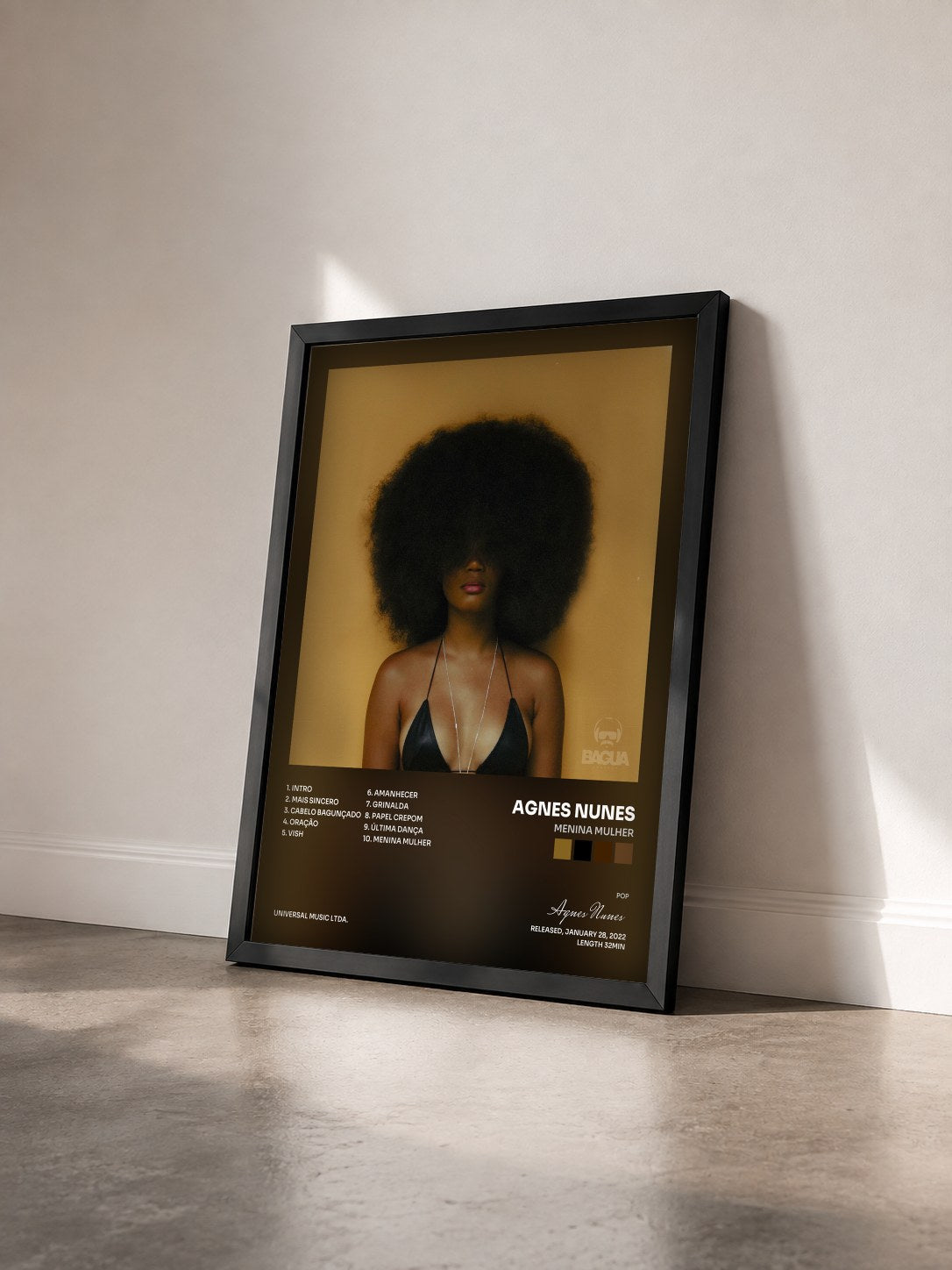 #noir Tableau de l'album Menina Mulher de Agnes Nunes vu de trois quarts, cadre noir