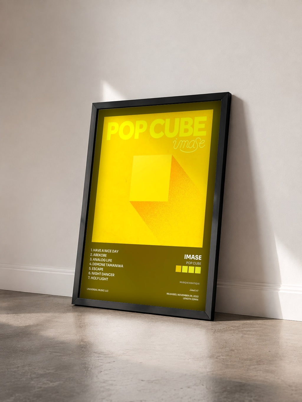 #noir Tableau de l'album POP CUBE de imase vu de trois quarts, cadre noir