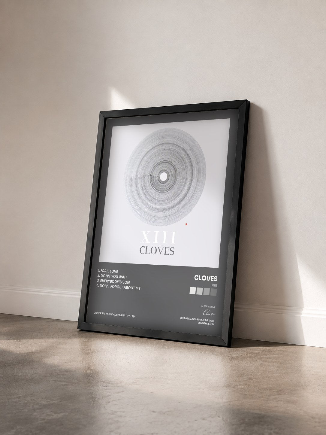 #noir Tableau de l'album XIII de Cloves vu de trois quarts, cadre noir