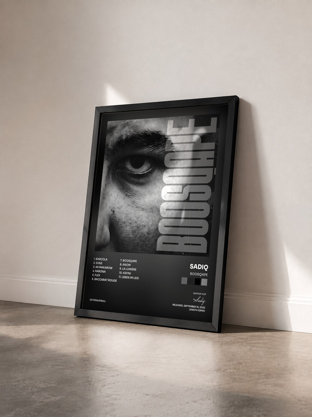 #noir Tableau de l'album Boosqape de Sadiq vu de trois quarts, cadre noir