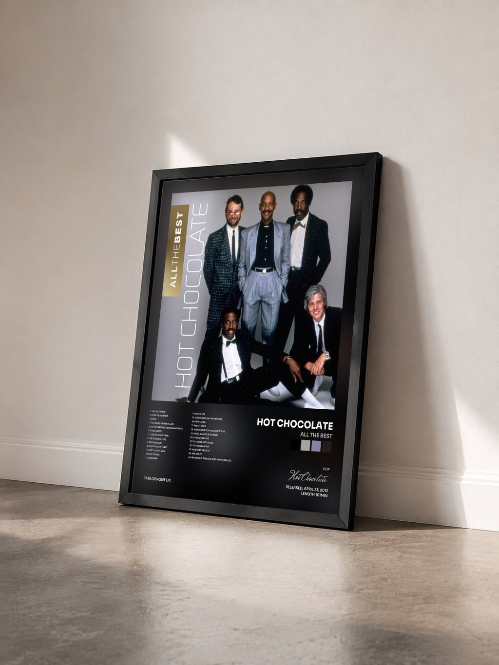 #noir Tableau de l'album All the Best de Hot Chocolate vu de trois quarts, cadre noir
