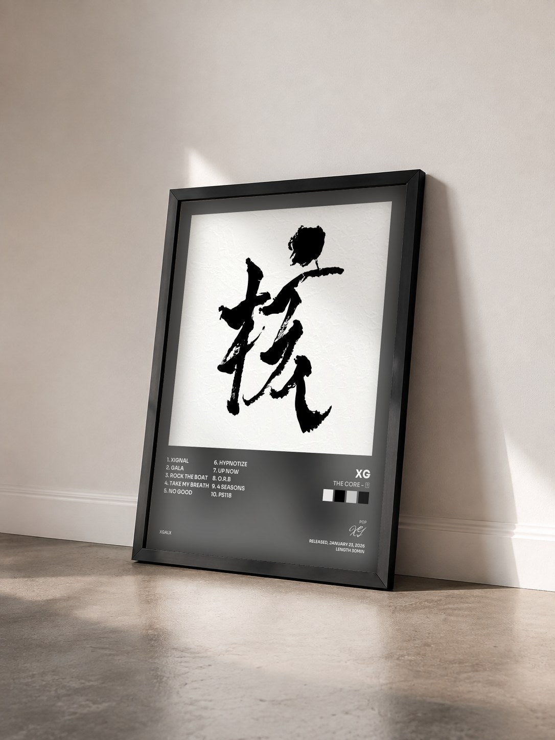 #noir Tableau de l'album THE CORE - 核 de XG vu de trois quarts, cadre noir