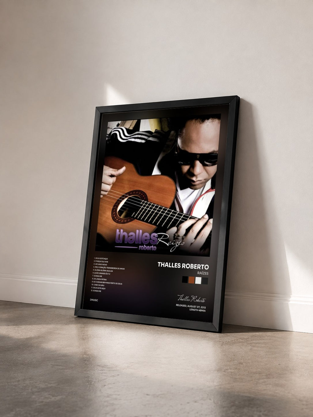 #noir Tableau de l'album Raízes de Thalles Roberto vu de trois quarts, cadre noir
