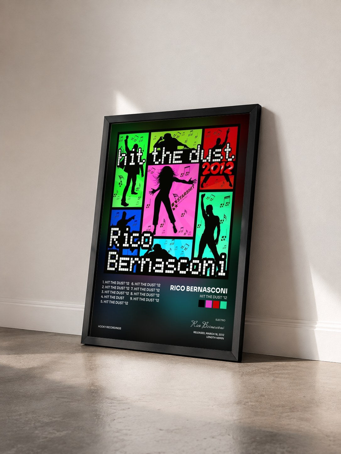 #noir Tableau de l'album Hit the Dust '12 de Rico Bernasconi vu de trois quarts, cadre noir
